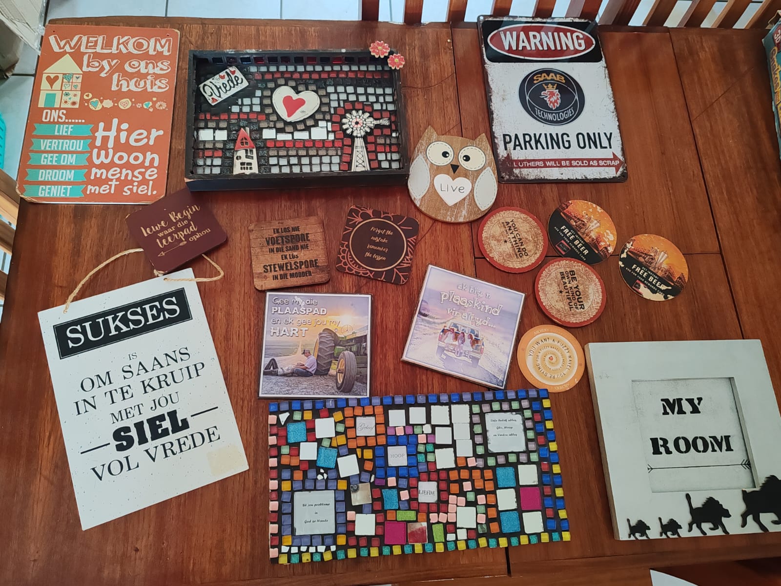 Lot of Assorted Wall Decorations – Mixed Plaques, Signs & Mosaic Pieces (≈16 pcs)