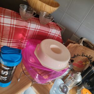 Mixed lot of kitchen glassware, mugs, jars and plastic containers (20–30 pcs)