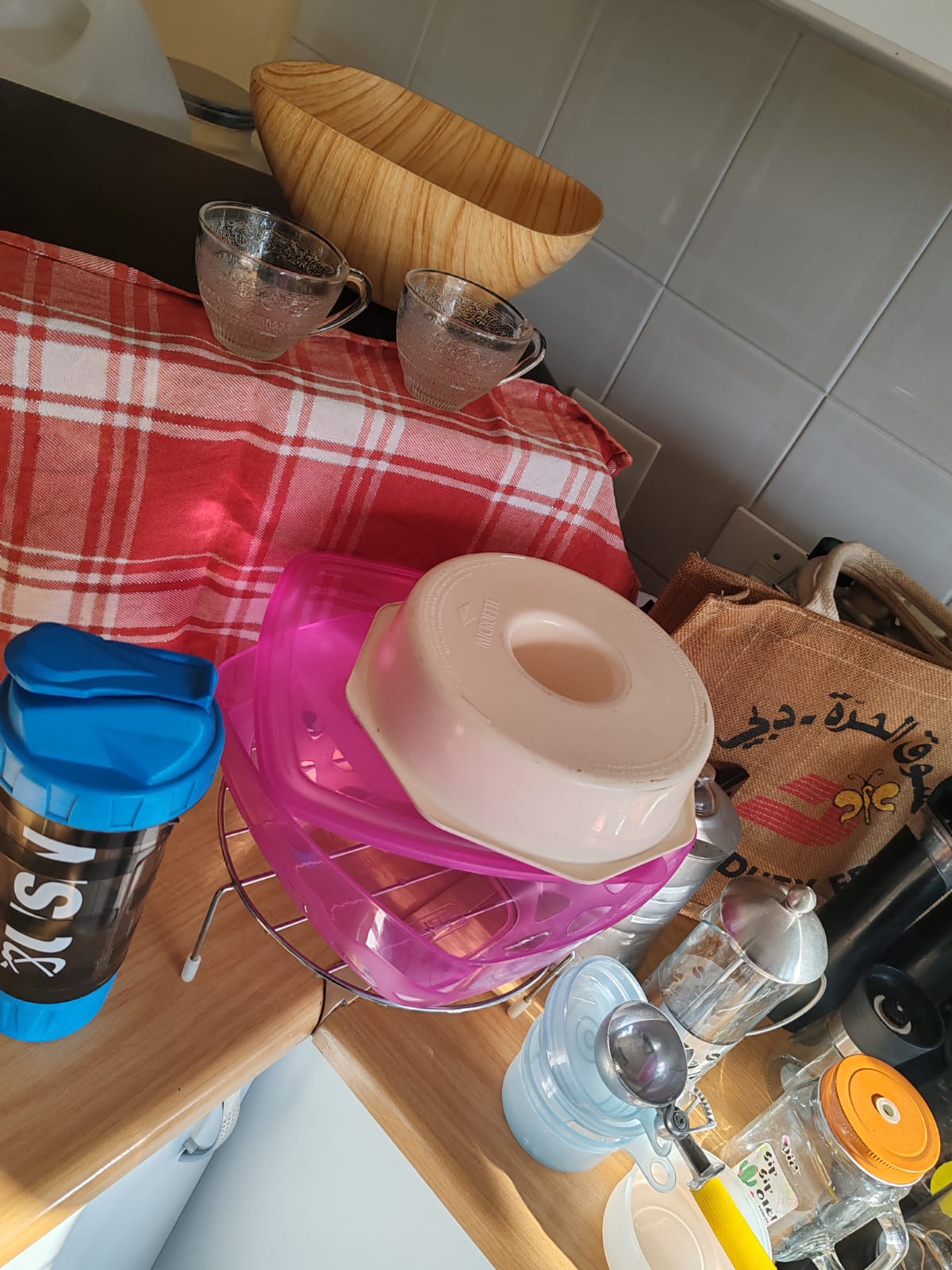 Mixed lot of kitchen glassware, mugs, jars and plastic containers (20–30 pcs)