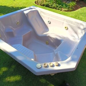 Outdoor Jacuzzi / Spa with Pump – 1.92m x 1.77m (used)