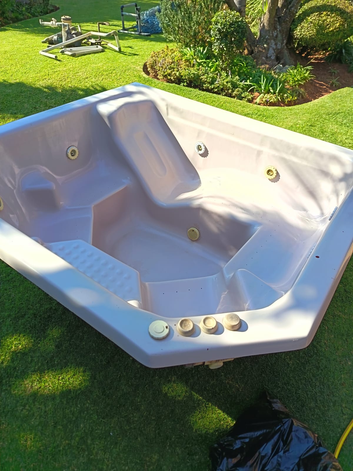 Outdoor Jacuzzi / Spa with Pump – 1.92m x 1.77m (used)
