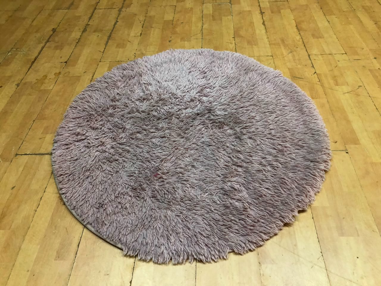 Round pink shaggy rug 121cm — non-slip dotted backing, used with marks