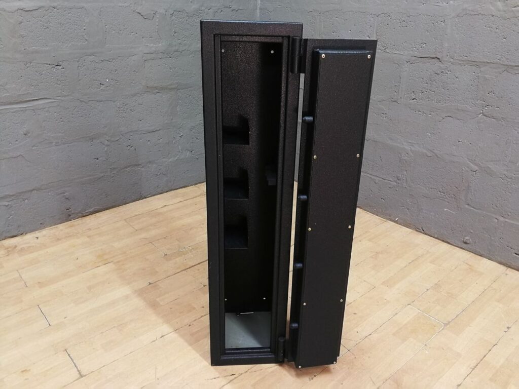4-Gun Safe / Rifle Cabinet – Very Good Condition, 2 Keys Included