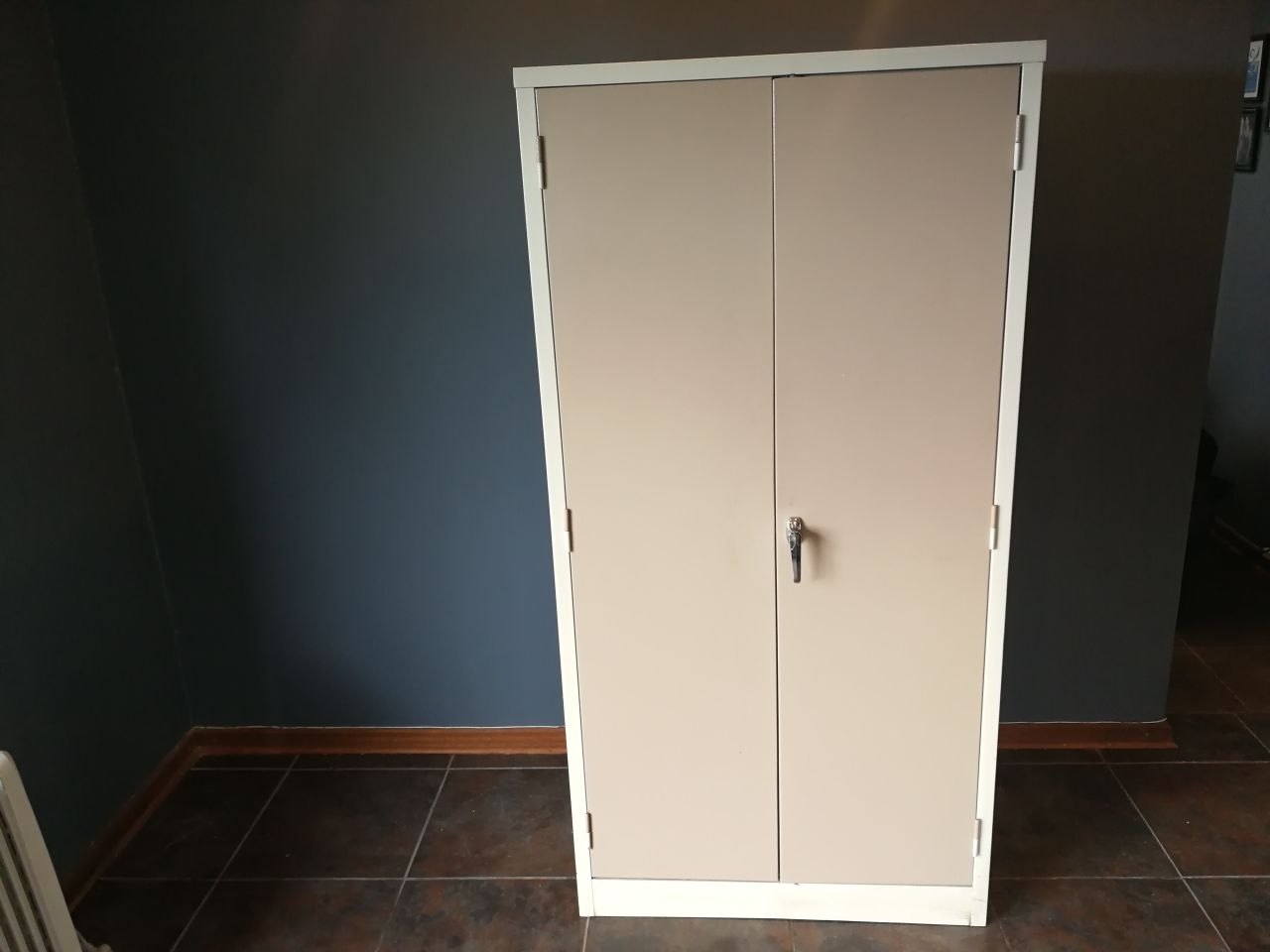 Metal Storage Cabinet with 5 Shelves – Good Used Condition (No Key)
