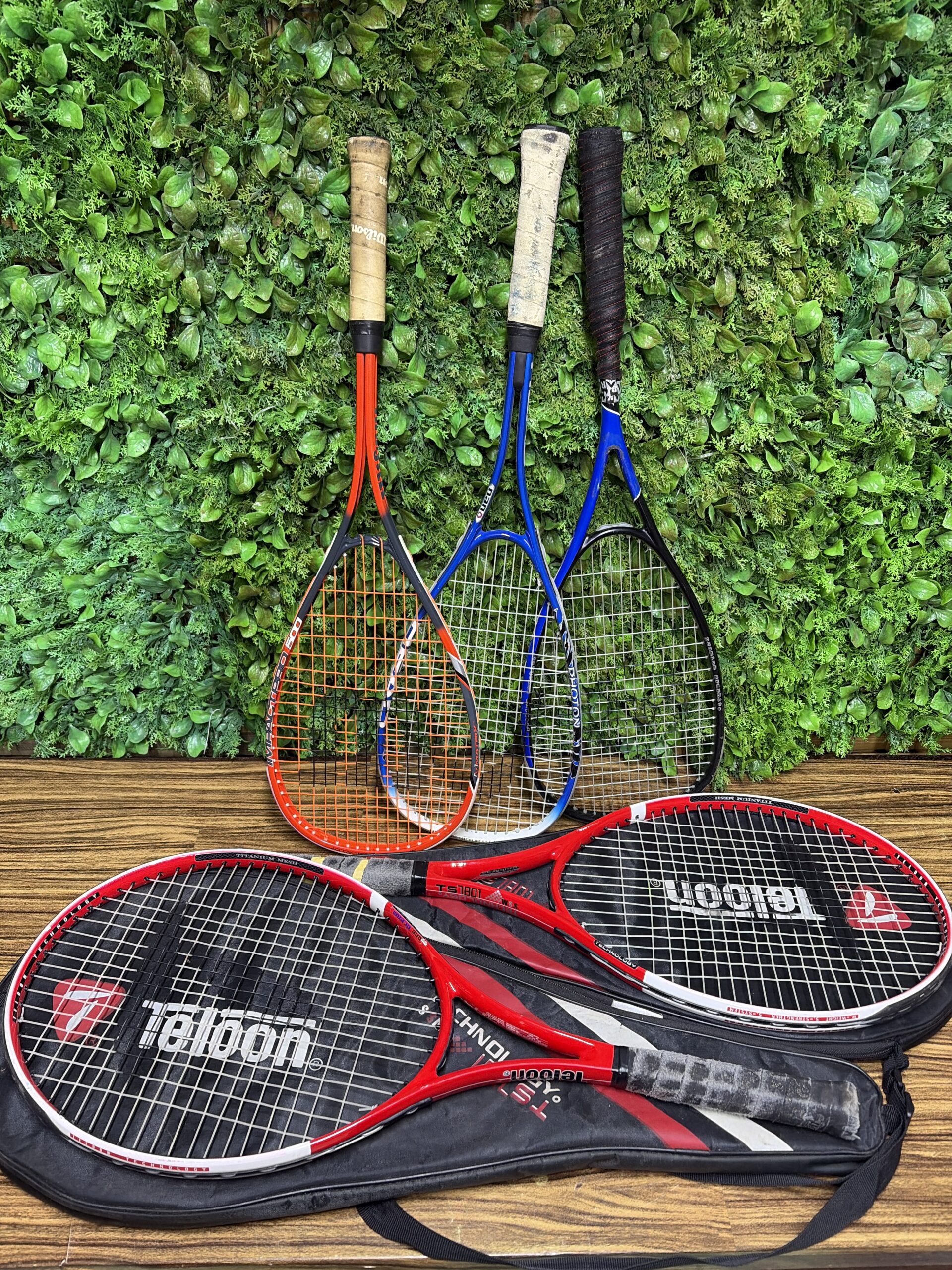 Mixed lot of 5 used tennis & squash rackets (various colours)