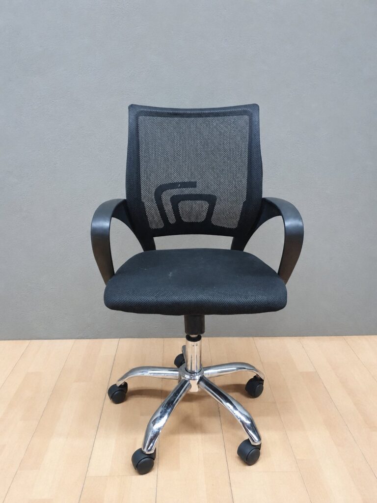 Black Mesh-Back Office Swivel Chair – Gas Lift, Tilt Lock, Castors, Padded Seat