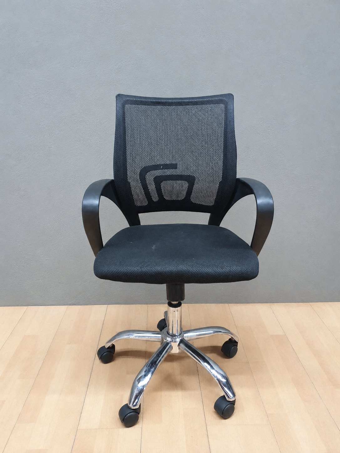 Black Mesh-Back Office Swivel Chair – Gas Lift, Tilt Lock, Castors, Padded Seat