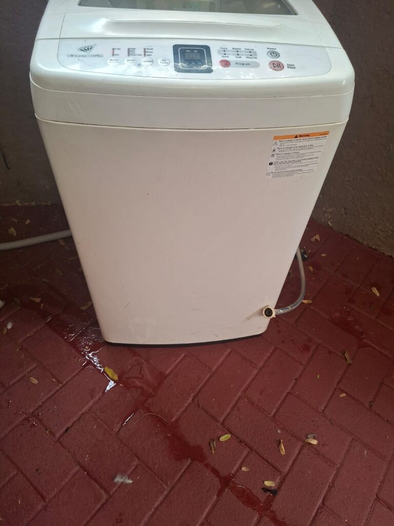 Samsung top-load washing machine — powers on, includes hoses, used with cosmetic wear