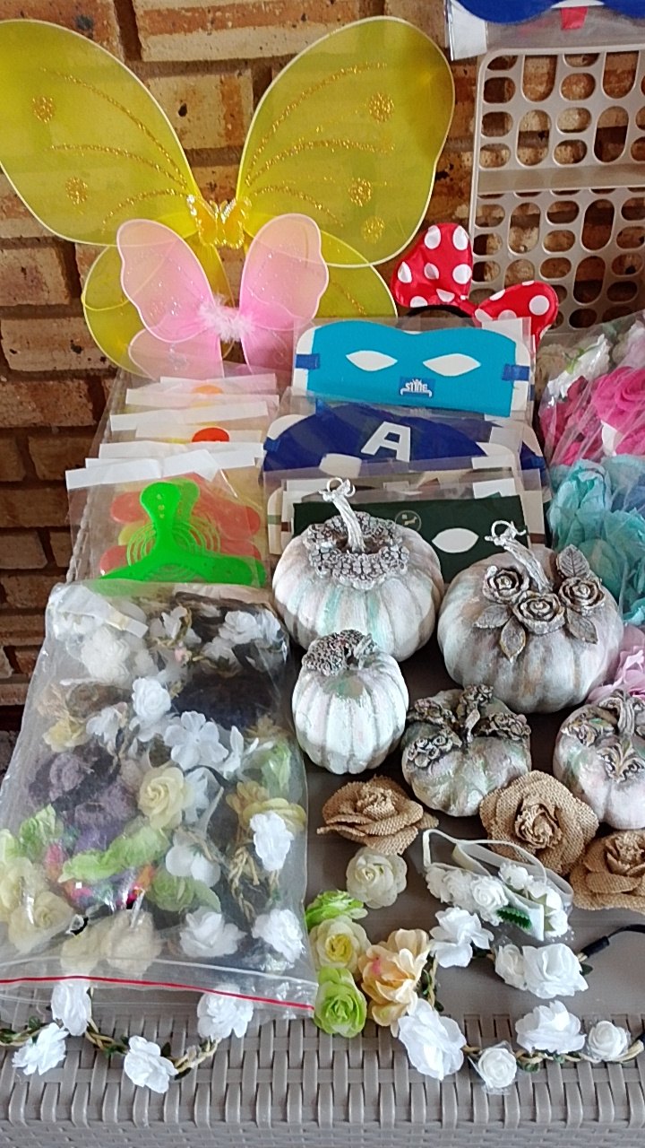 Huge Mixed Lot — Artificial Flowers, Floral Embellishments & Costume Accessories (est. 300 pcs)
