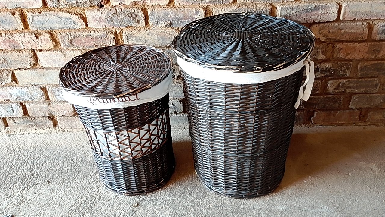Set of 2 Round Woven Laundry Baskets with Lids & Removable Liners – Large & Medium
