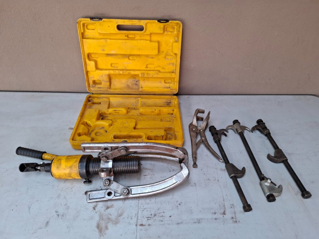 Hydraulic 3‑Arm Puller Set with Hand Pump & Yellow Case — Used, Working