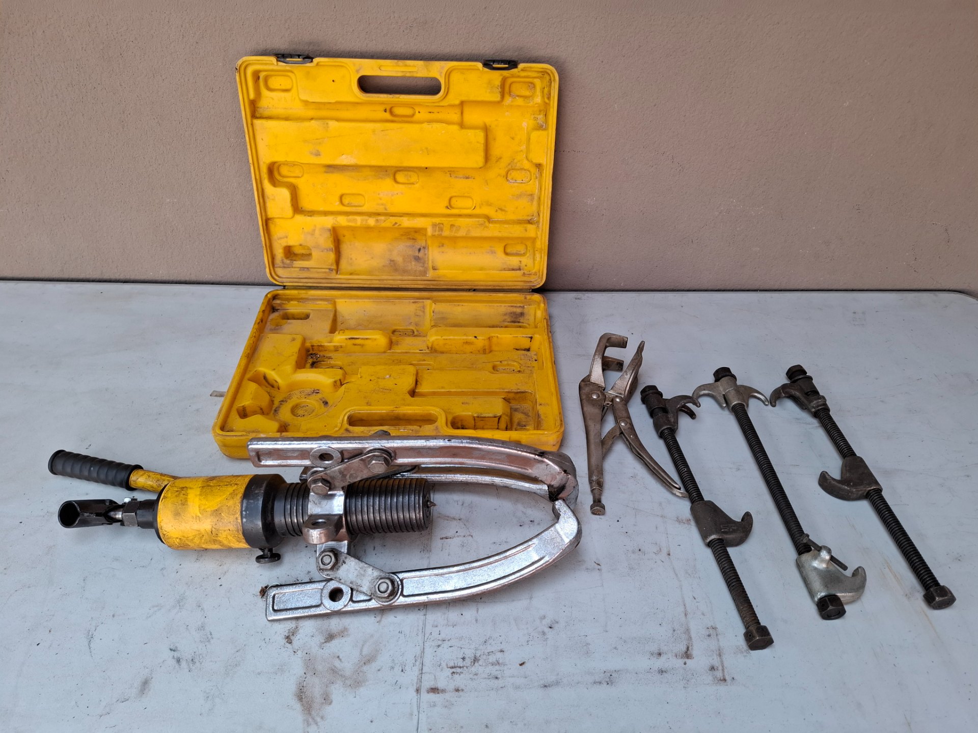 Hydraulic 3‑Arm Puller Set with Hand Pump & Yellow Case — Used, Working