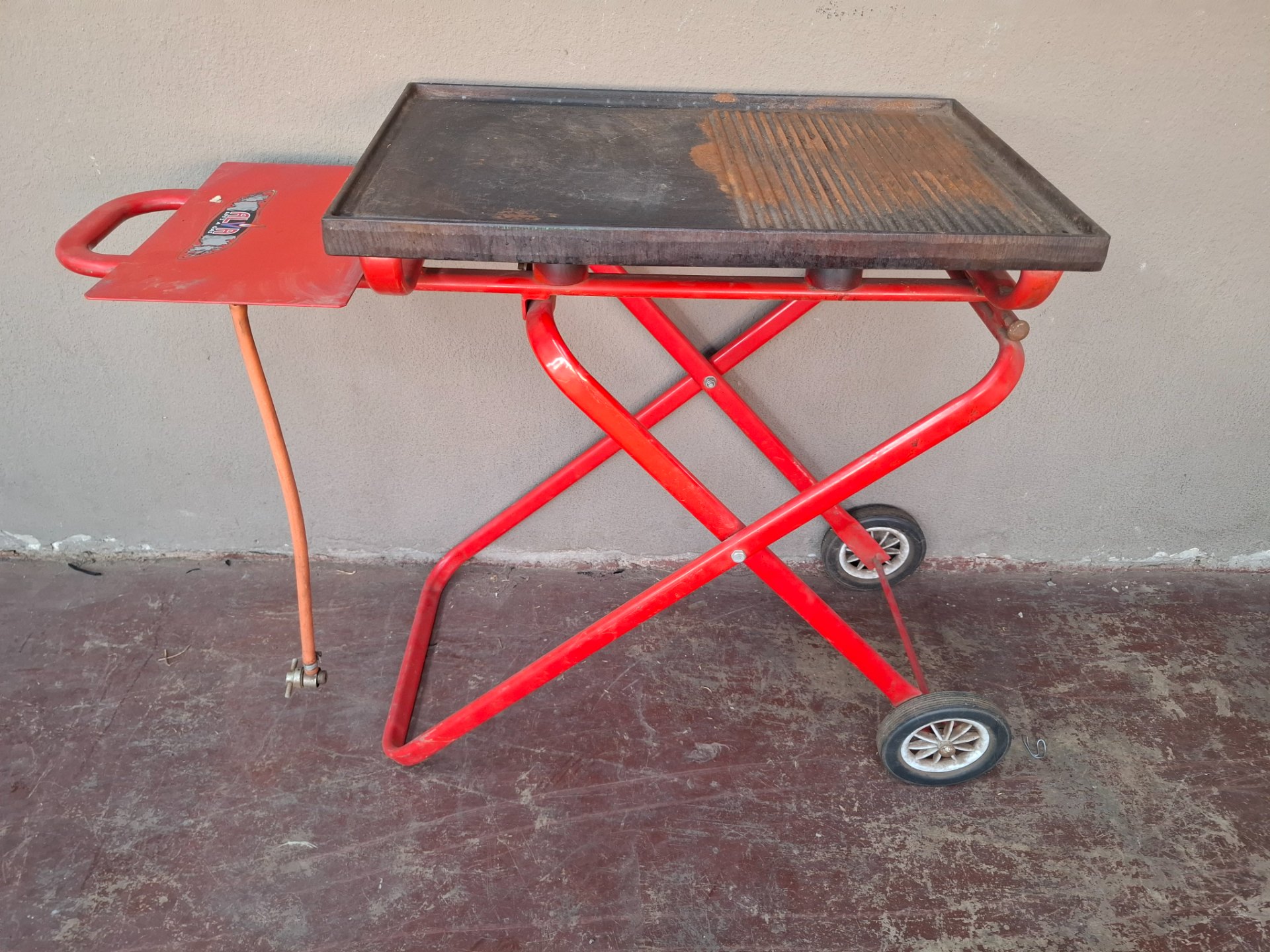 ALVA Portable Gas Griddle / Plancha on Folding Red Stand — Cast‑Iron Plate