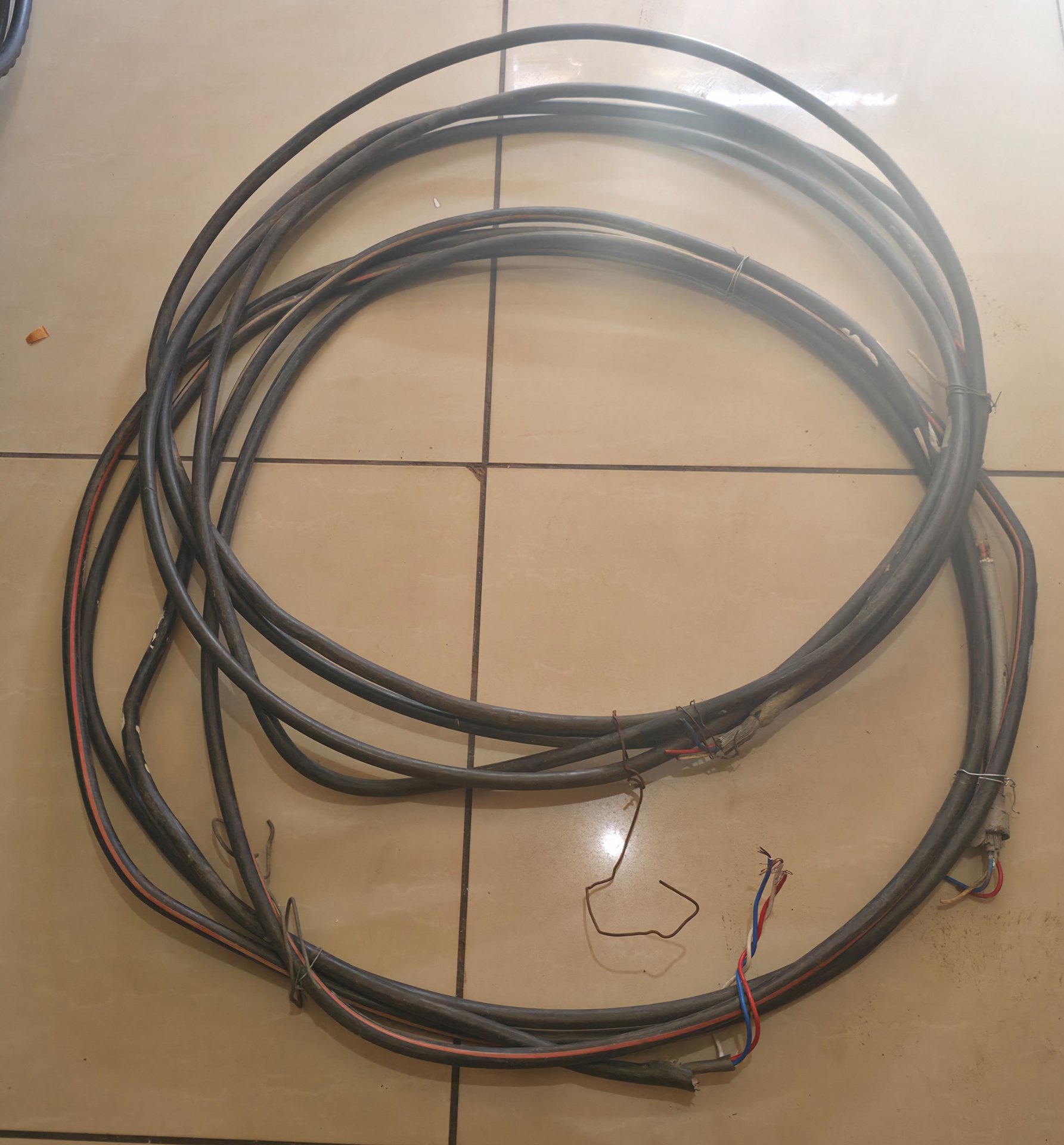 Lot: 2 x coiled power/mains cables with exposed ends (used) – mixed lengths, copper conductors
