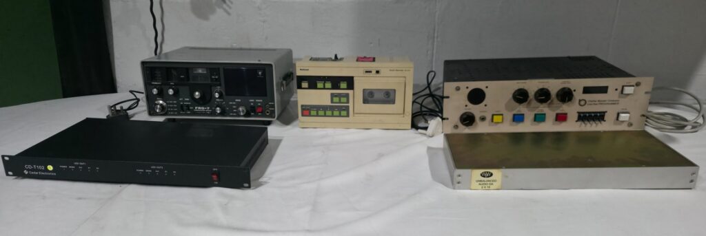 Mixed lot: Pro / Consumer audio electronics – Cedar CD-T102 rack, FRG-7 radio, cassette deck, DA 2×15 + control unit (5pcs)