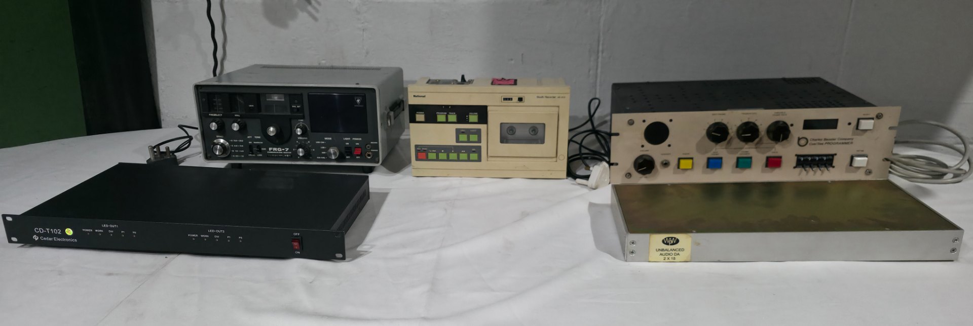 Mixed lot: Pro / Consumer audio electronics – Cedar CD-T102 rack, FRG-7 radio, cassette deck, DA 2×15 + control unit (5pcs)