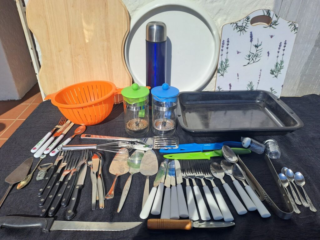 Large mixed kitchen cutlery & utensil lot – knives, forks, spoons, cake servers, 2 French-press plungers, baking tray, boards & more