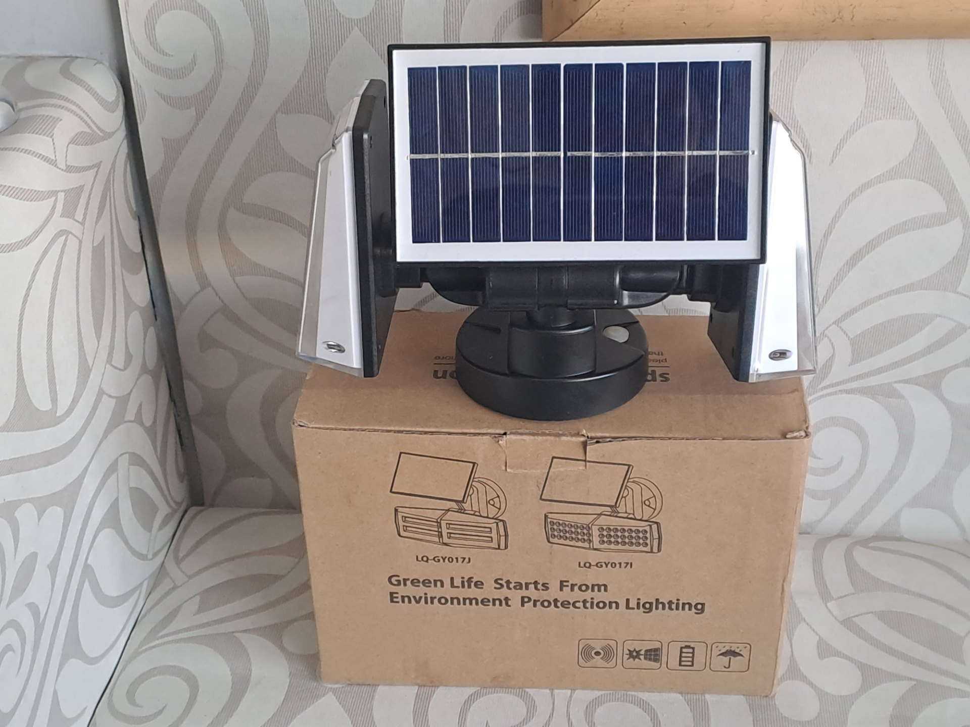 Solar LED Security Light LQ-GY017I — 3-panel 450Lm, 18650 3000mAh (Tested Working, Boxed)