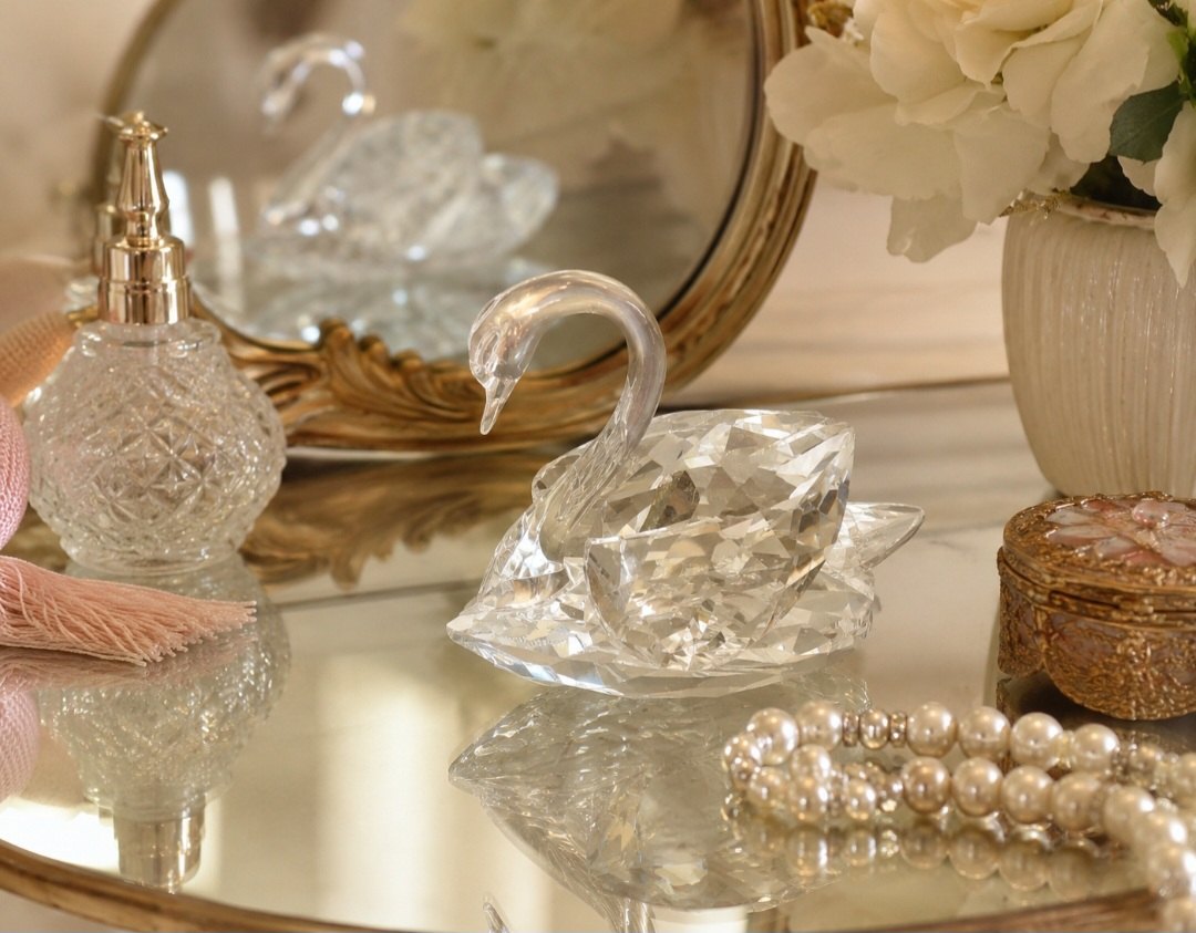 Swarovski (seller claims) Clear Faceted Crystal Swan Figurine — Small Chip at Beak