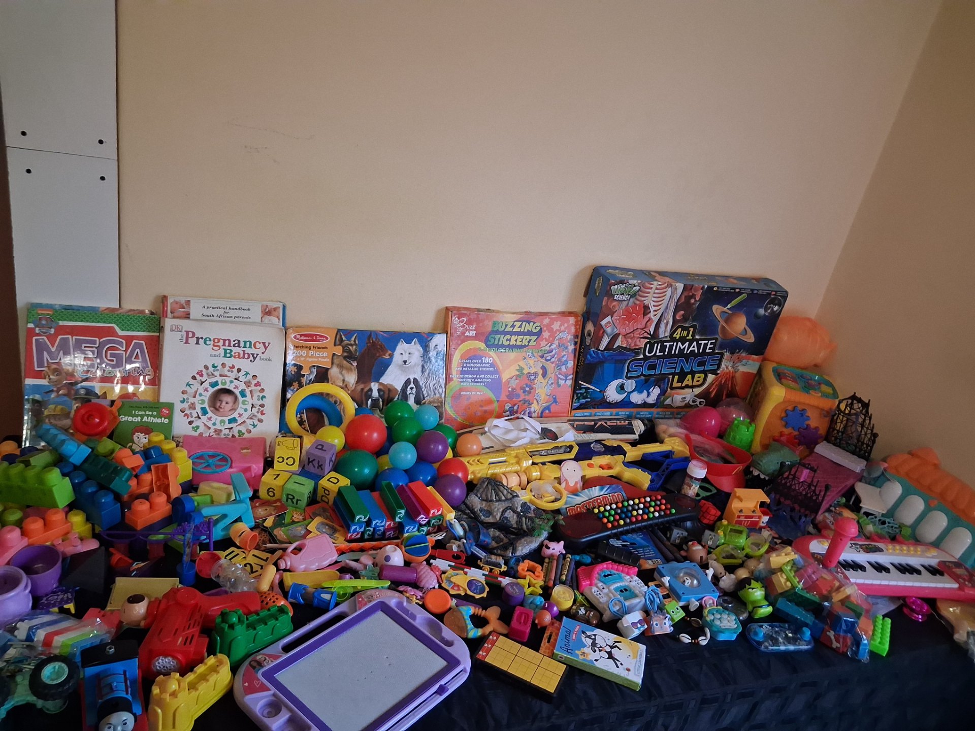 Mixed children’s toys & activity kits — 100+ assorted pieces (boxes incl. Ultimate Science Lab, Melissa & Doug, Kids Beatz) — Untested electronics