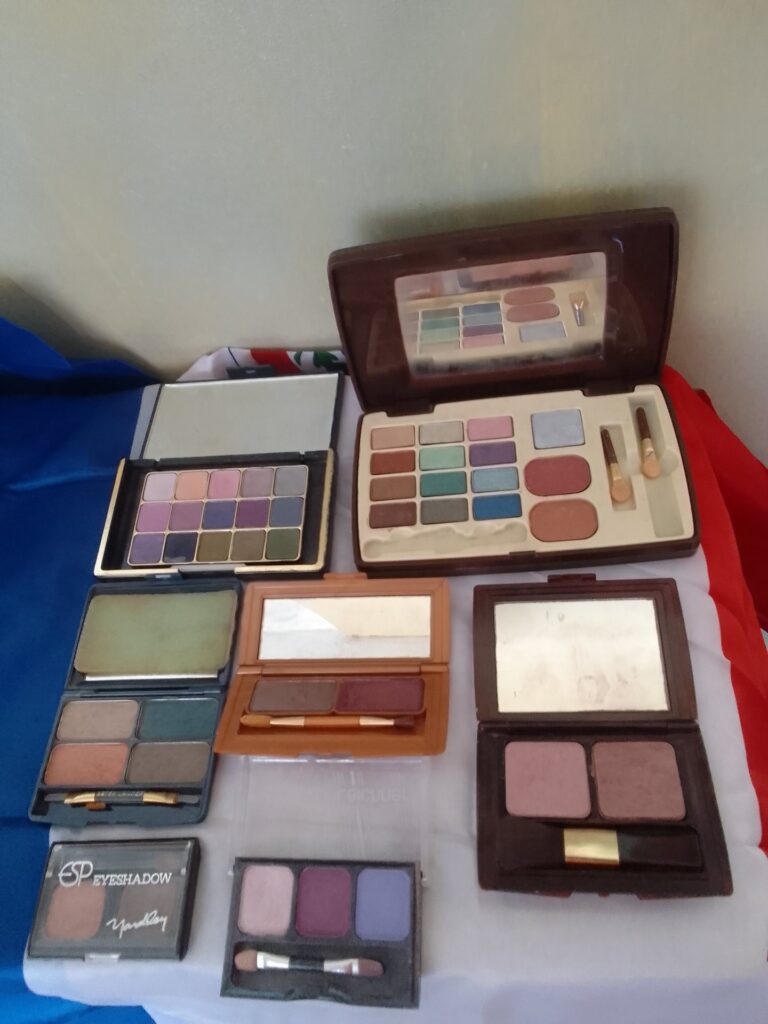 Mixed lot of 7 used eyeshadow & blush palettes — assorted colours, mirrors & applicators (visible wear)