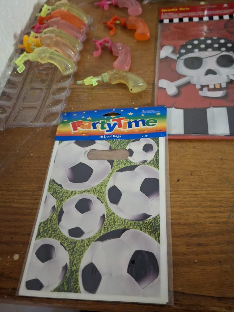 Mixed Party Supplies bundle – PartyTime 10 Loot Bags, pirate table cover, assorted cups & plastic squirt guns