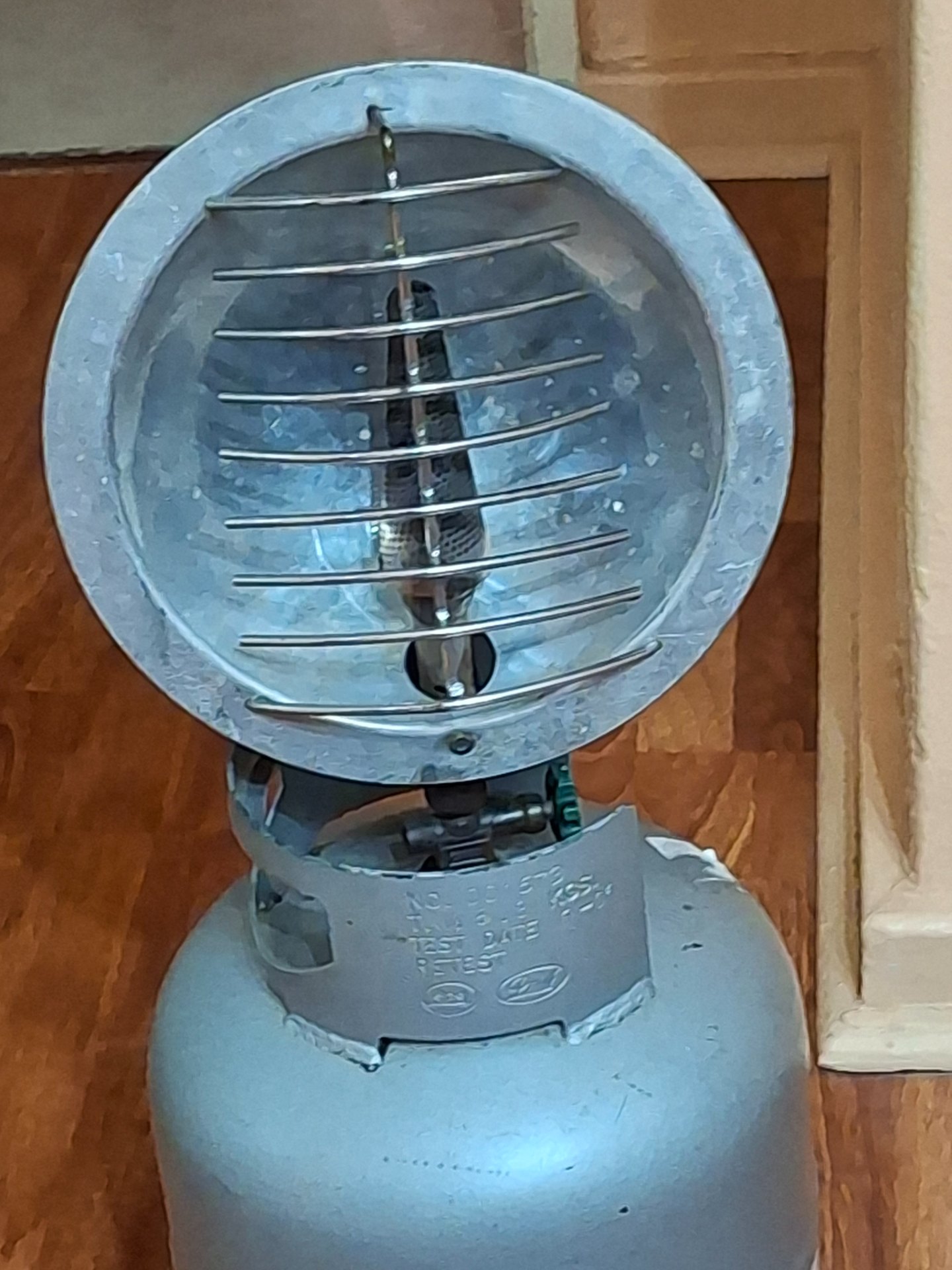 Portable cylinder-mounted gas patio heater — working, reflector & grille, no cylinder or fittings
