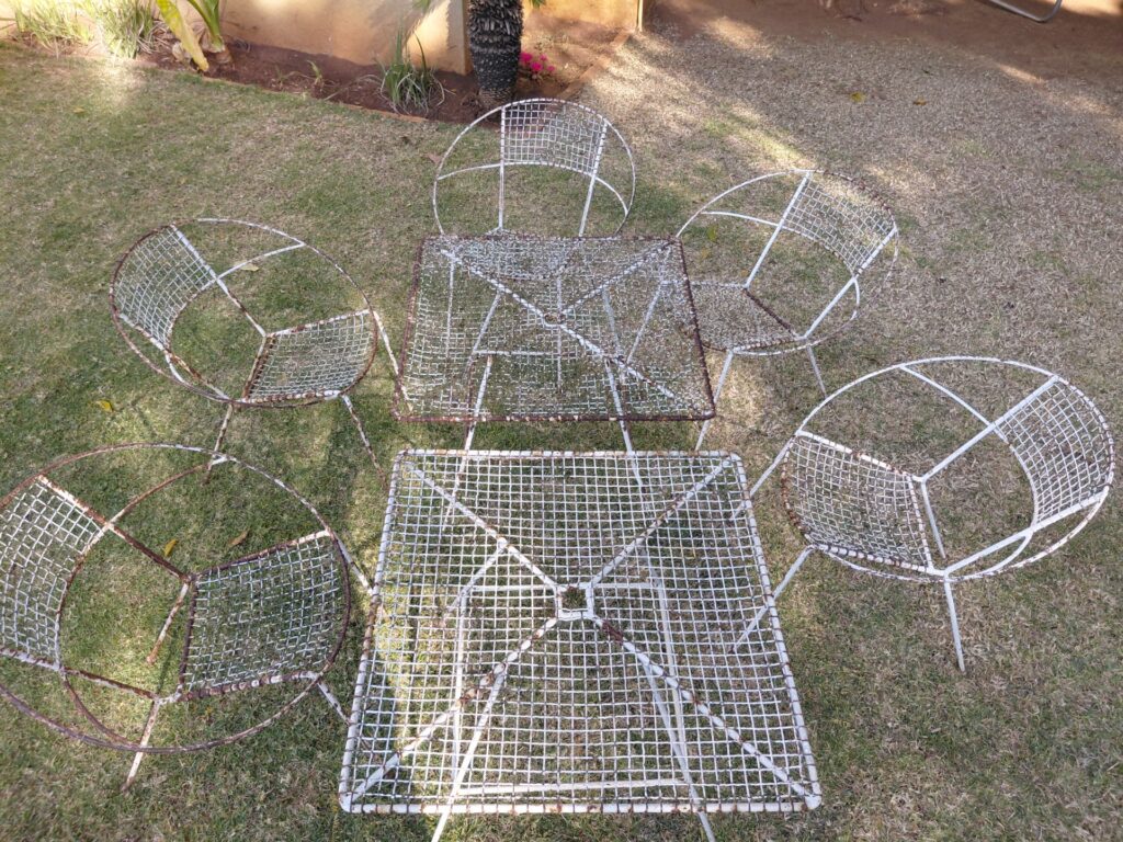 2 metal outdoor tables + 5 wire-mesh garden chairs — heavy rust, restoration project