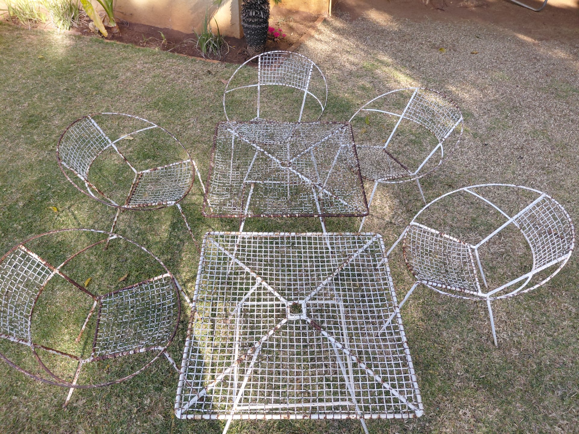 2 metal outdoor tables + 5 wire-mesh garden chairs — heavy rust, restoration project