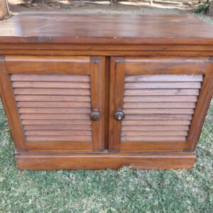 Small 2-door louvered wooden cabinet – 80 x 60 x 45cm, two fixed shelves, vintage look, needs clean/repair