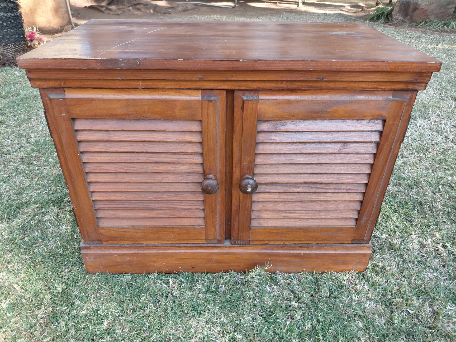 Small 2-door louvered wooden cabinet – 80 x 60 x 45cm, two fixed shelves, vintage look, needs clean/repair