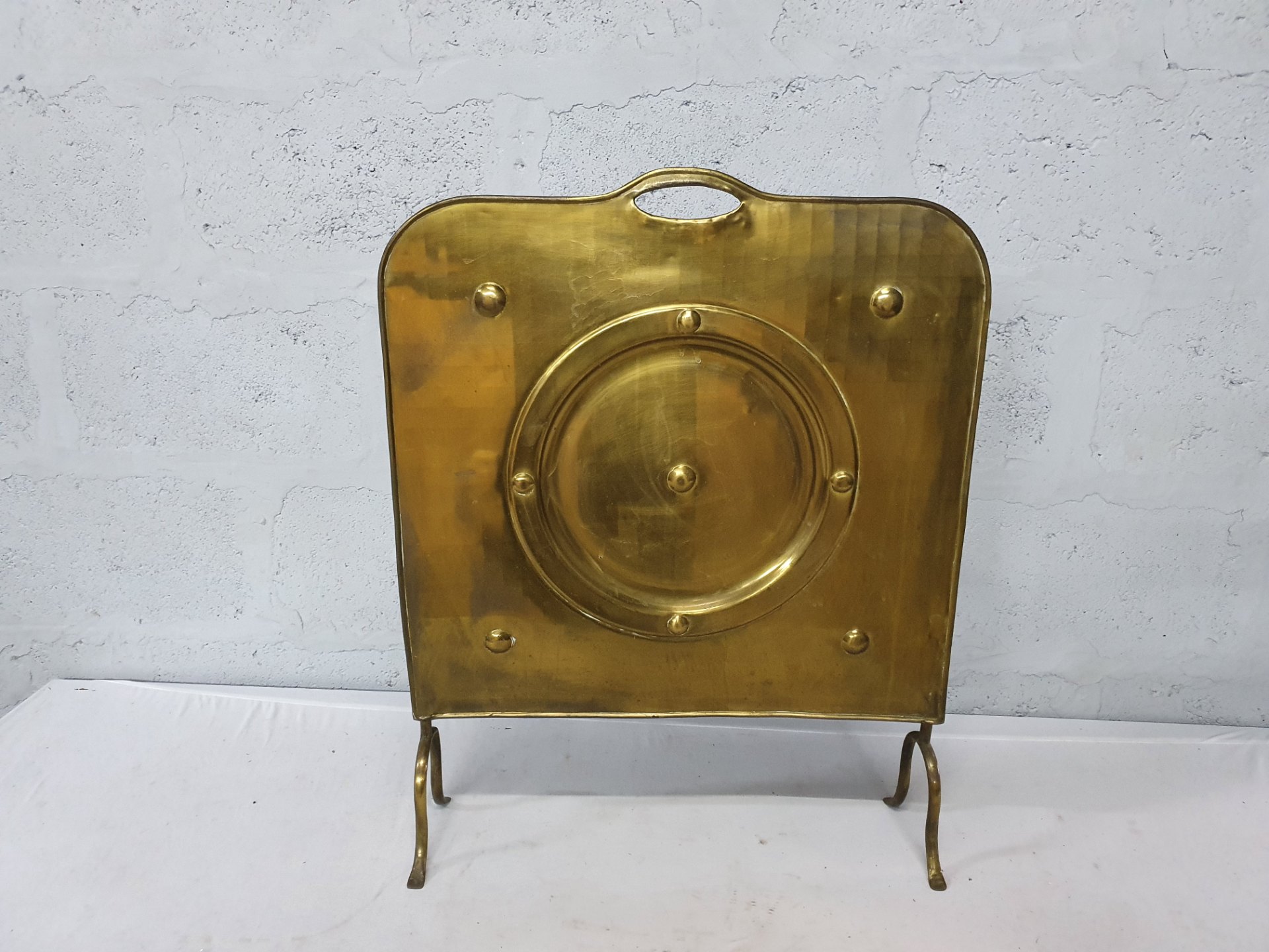 Brass‑plated Fireplace Fireguard / Screen with Scrolled Feet — 75 × 58 × 16 cm