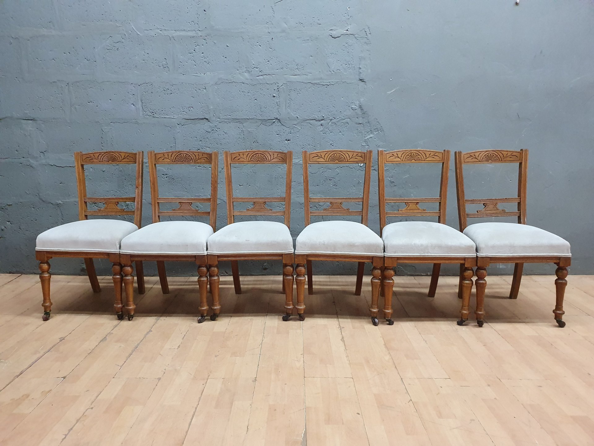 Set of 6 Carved Wooden Dining Chairs — Turned Legs, Castors, Carved Back Splats