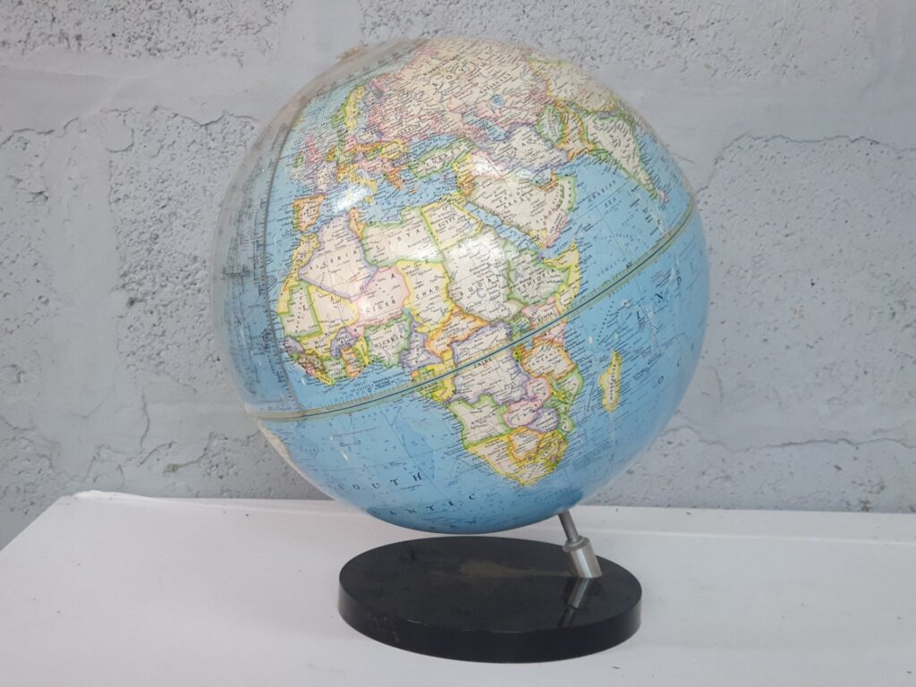 Vintage desk globe with Soviet-era map (c.1986–1991) — clear meridian, metal support and black oval base