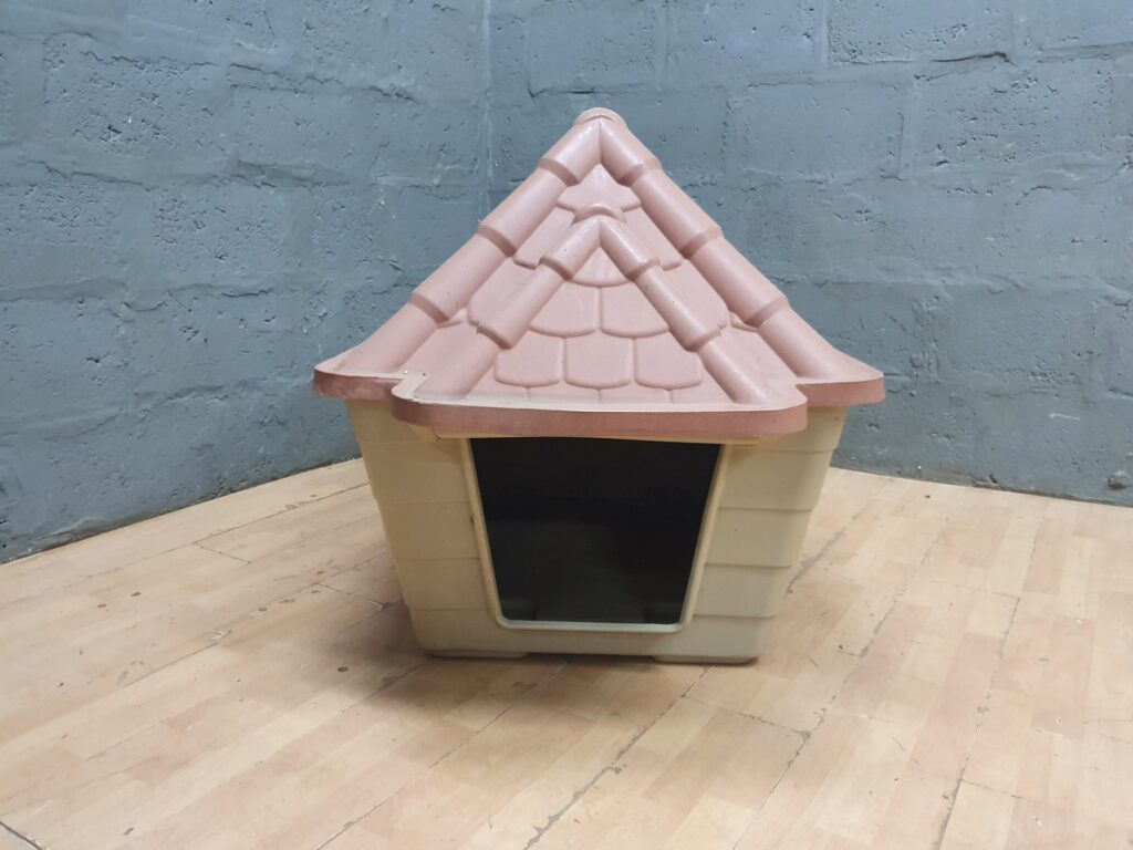 Plastic Outdoor Pet House — Beige brick-effect base with decorative pink removable roof (79x119x89cm)