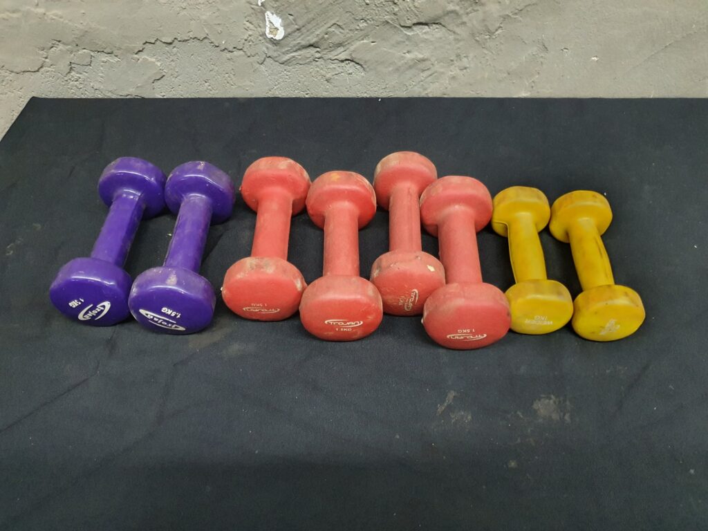 Lot of 8 vinyl‑coated dumbbells – mixed 1kg & 1.5kg (used, scuffed)