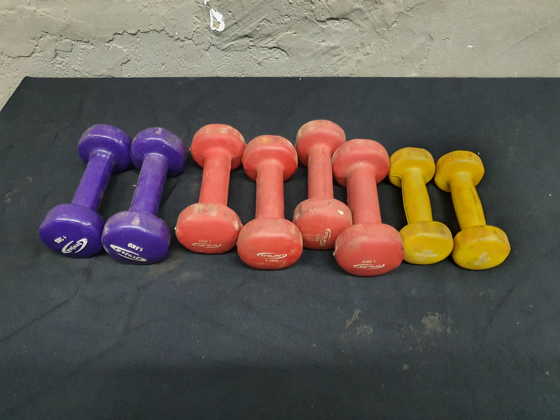 Lot of 8 vinyl‑coated dumbbells – mixed 1kg & 1.5kg (used, scuffed)