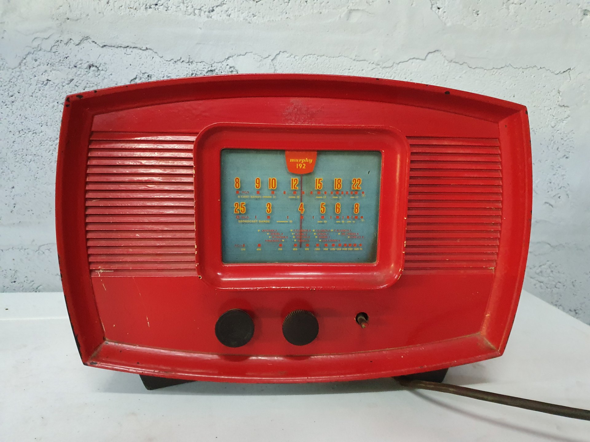Murphy 192 vintage valve radio — red cabinet with tubes & chassis (Not working, rear panel missing)