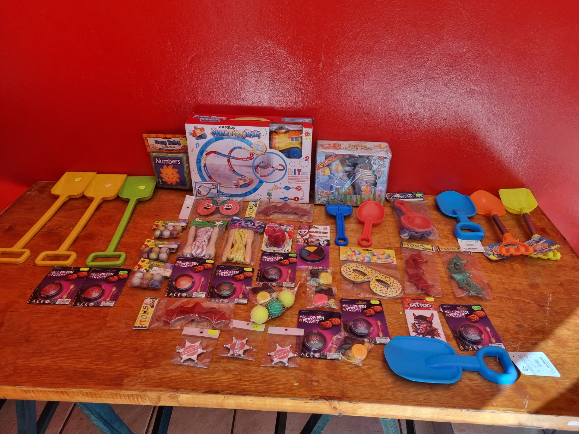 Large joblot – Brand new kids party & beach toys incl. boxed ‘Stunt Track Train’ (battery) + sealed 6-piece party pack