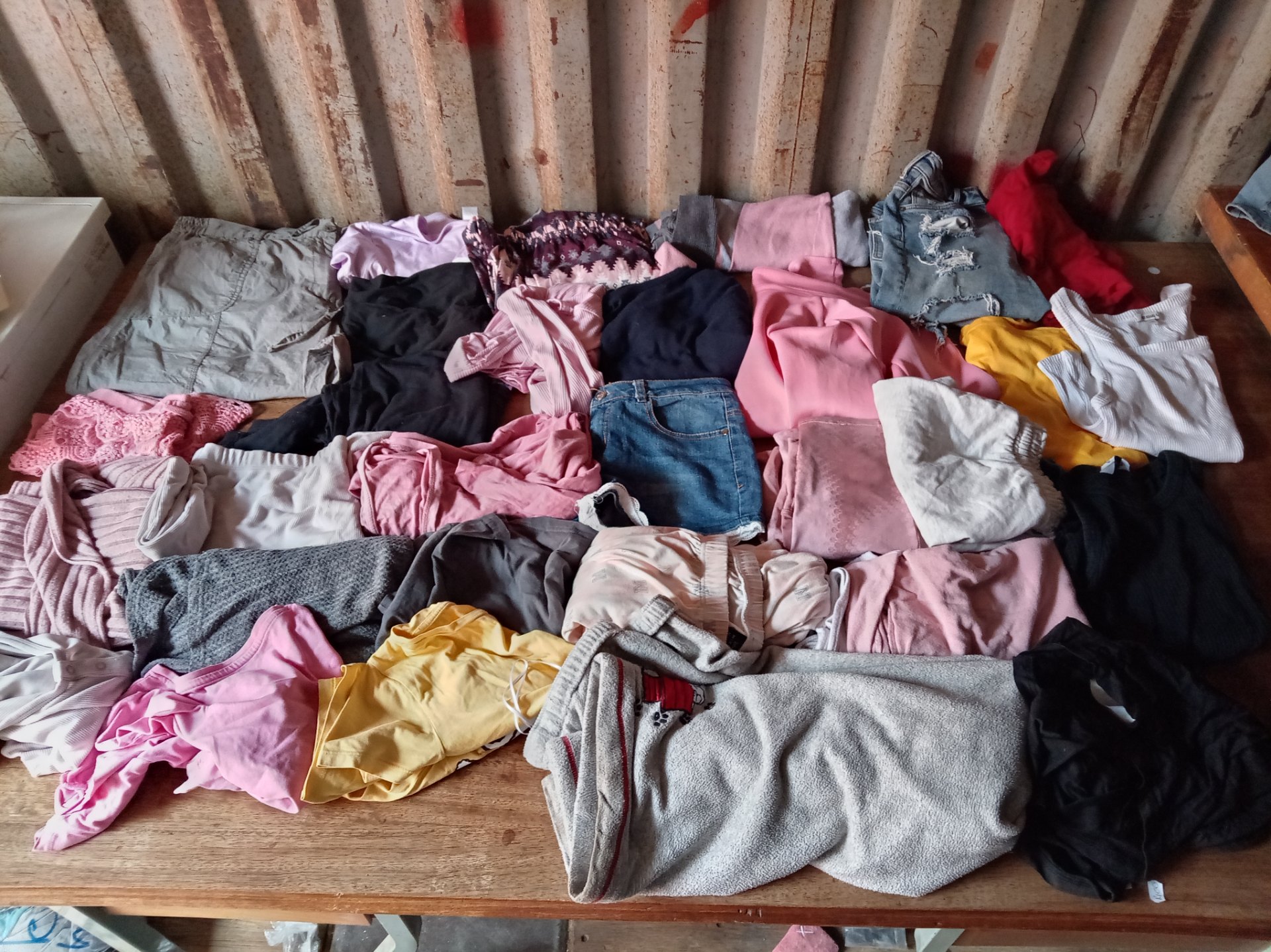 Joblot 1: Approx 30x Women’s Mixed Used Clothing – Tops, Knitwear, Skirts, Loungewear & Distressed Denim