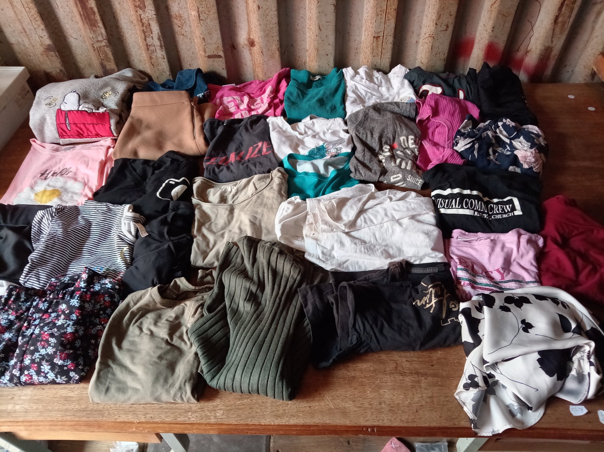 Joblot 2 – Approx. 30x women’s mixed casual clothing (Zara, Old Khaki, Trenery visible) — mixed sizes