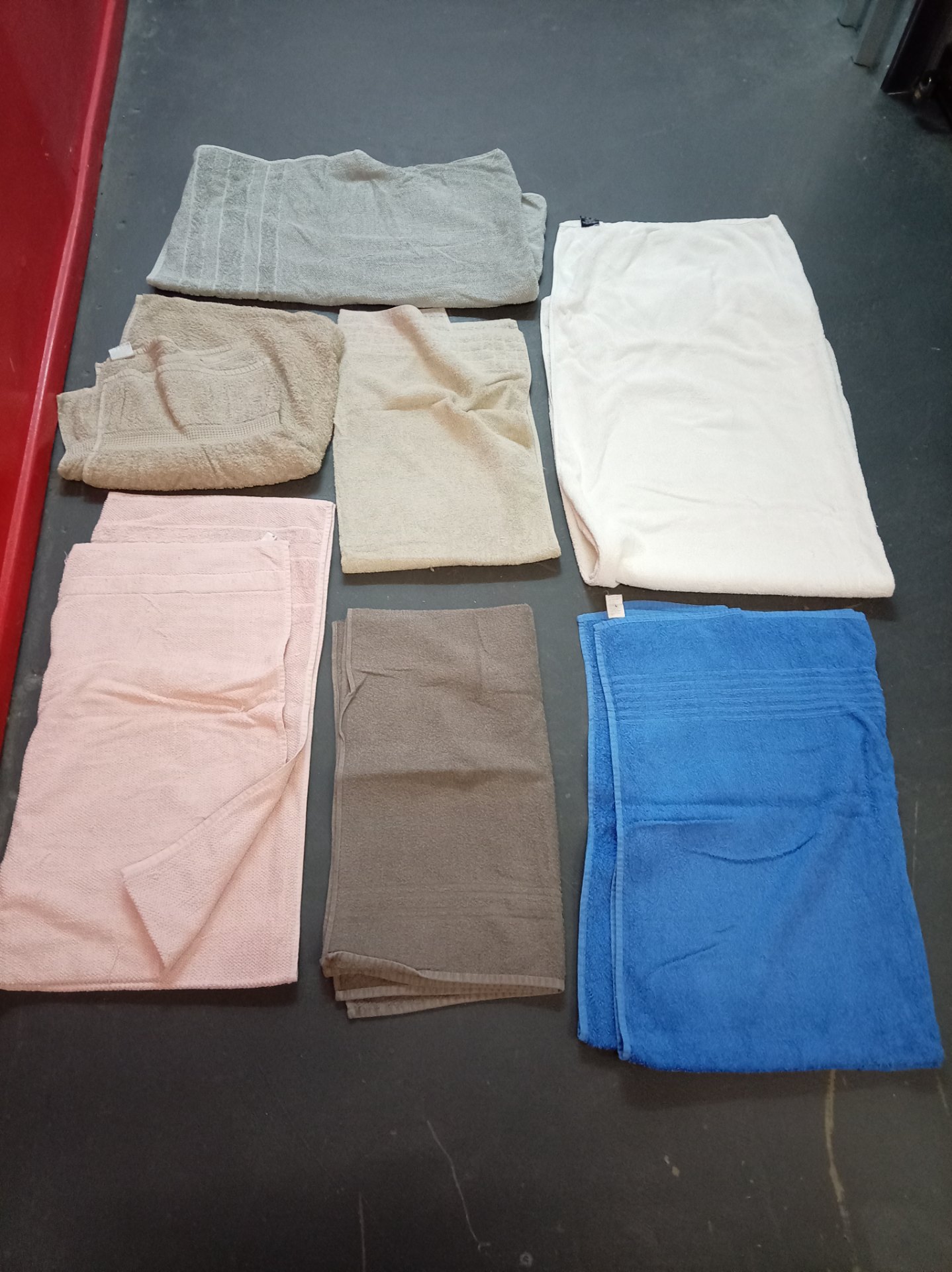 Lot of 7 Assorted Used Towels – Mixed Sizes & Colours, Light Wear and Discolouration