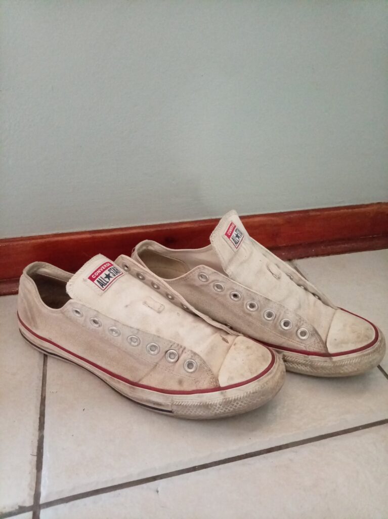 Men’s Converse All Star low-top canvas trainers — UK9, well-used, no laces