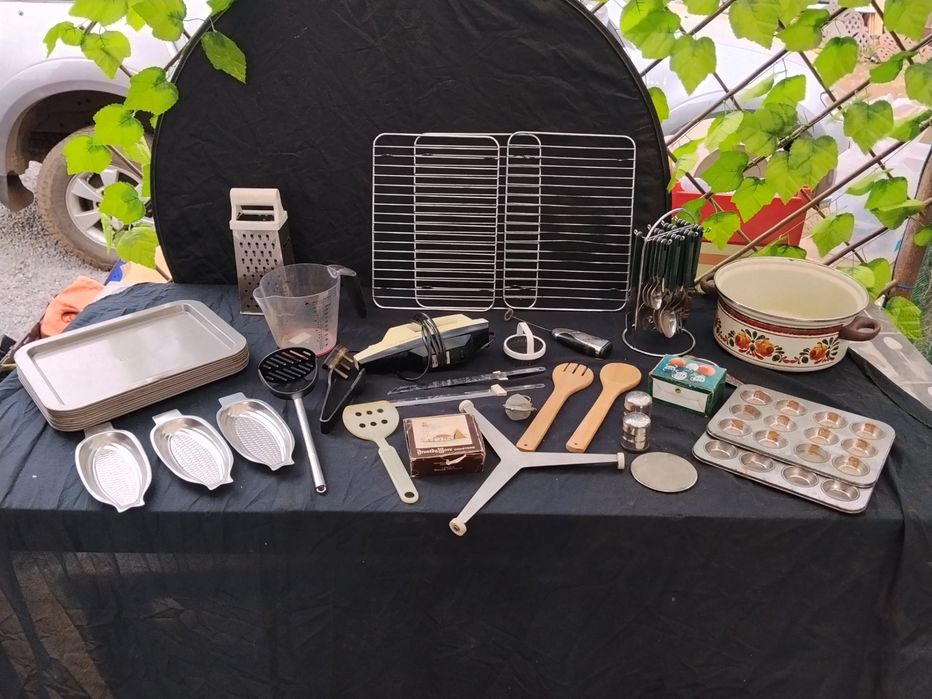 Mixed kitchenware & bakeware lot — trays, muffin tins, enamel pot, racks, utensils + corded electric knife & frother (UNTETSED)