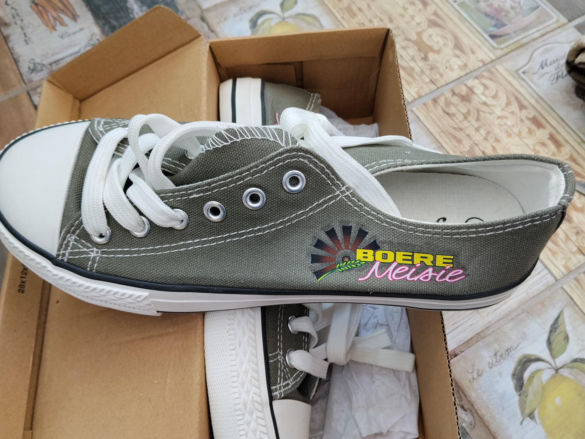 Fliegen olive canvas low-top sneakers — Women UK 8 — New in box