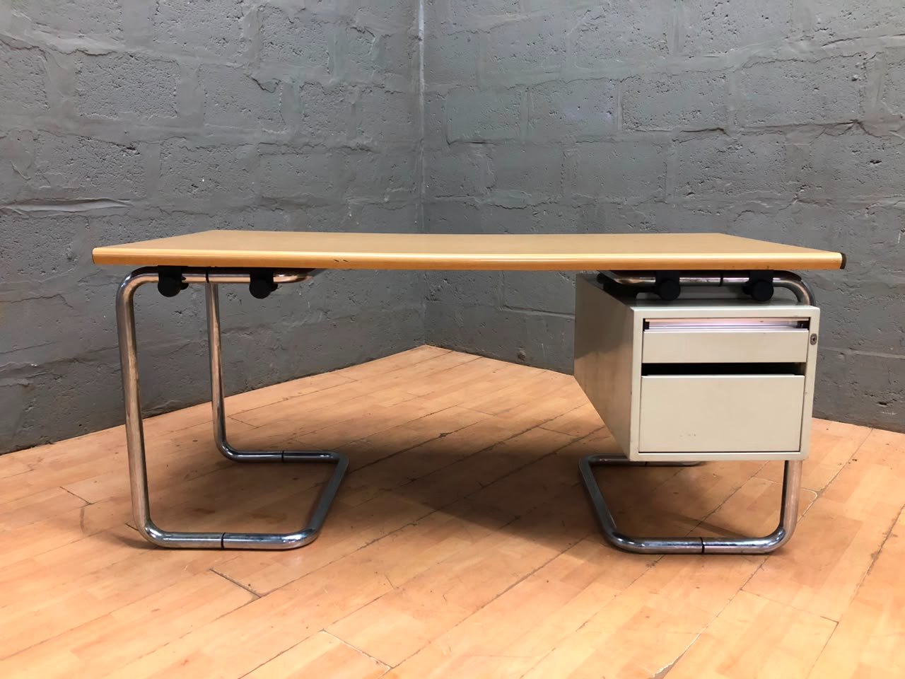 Cantilever Office Desk with Light Laminate Top, Chrome Tubular Frame & 2-Drawer Metal Pedestal (160 x 80 x 75 cm)