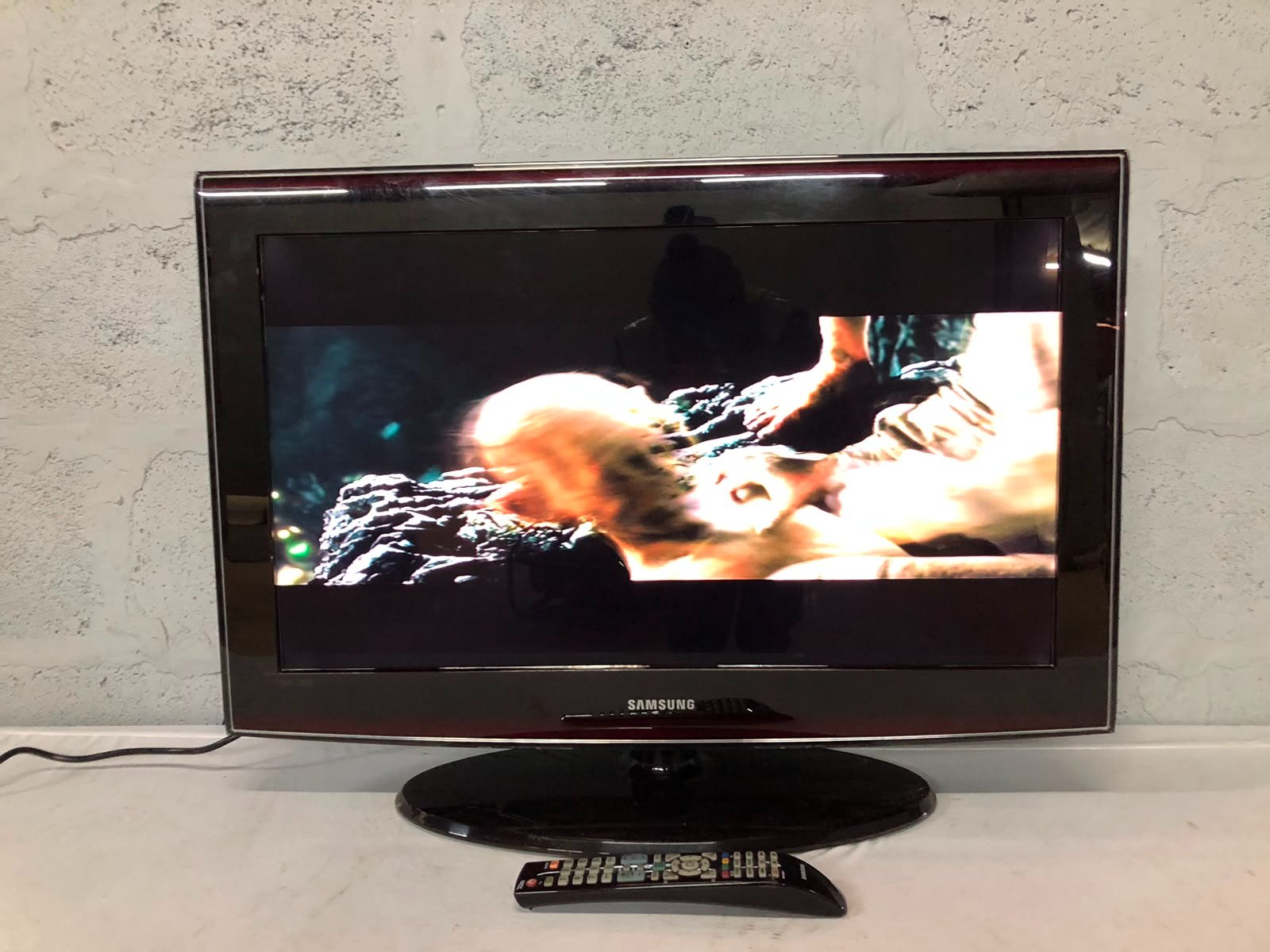 Samsung 32″ LCD TV (LA32A650) — powers on, remote & stand, partial screen illumination fault