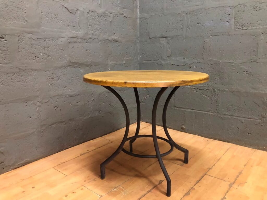 Round side / bistro table — Plastick top, black curved metal base (Ø85cm × H76cm)