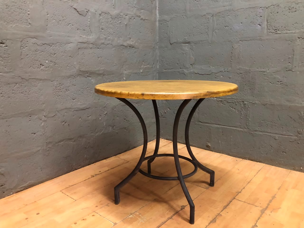Round side / bistro table — Plastick top, black curved metal base (Ø85cm × H76cm)