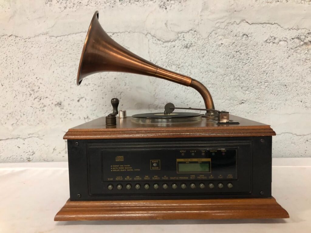 Retro gramophone-style AM/FM + CD tabletop stereo — Model GMR-1990 (Not working)